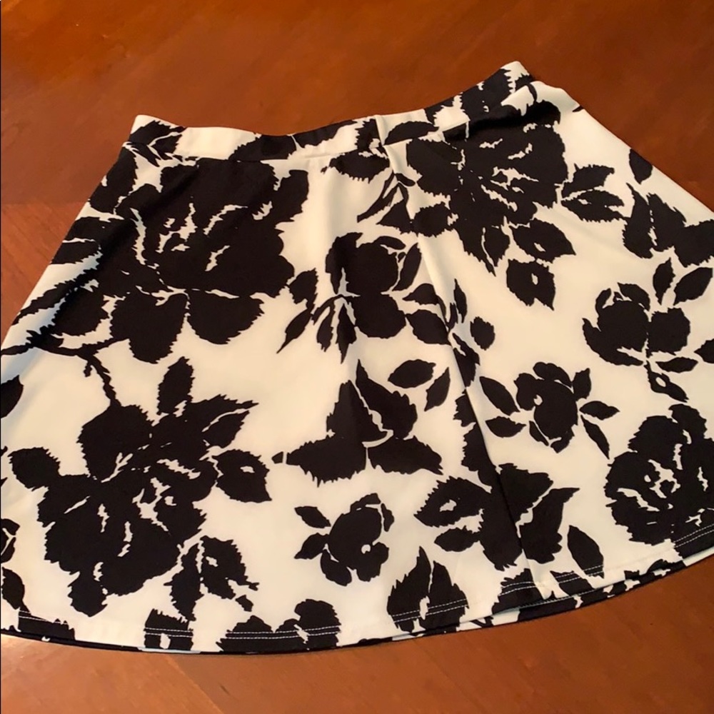 F21 Black and White Skater Skirt - Picture 2 of 2